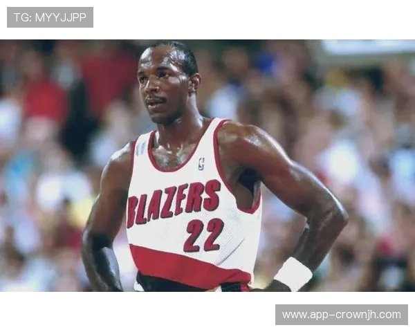 利拉德穿得跟街头滑板少年，球场上却秒变冷血杀手，这对比谁顶得住？