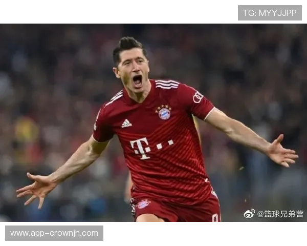 莱万训练完回家吃老婆做的饭，转头在更衣室啃鸡胸肉像在坐牢