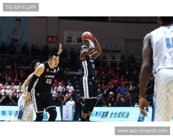 判罚争议：为何裁判常对相似犯规做出不同判罚？