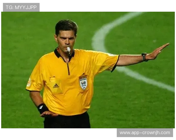 为什么裁判有时不吹哨？揭秘足球“比赛继续”原则与哨音使用规则