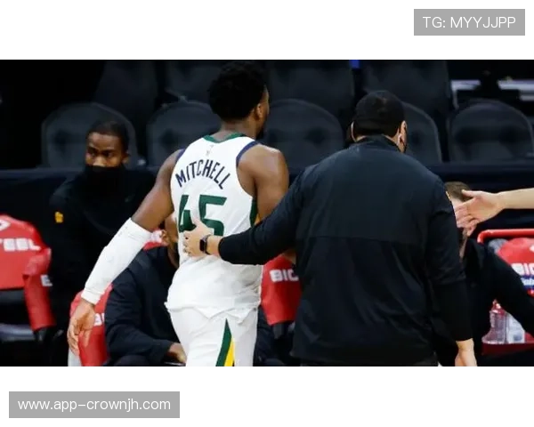 拉拽球衣为何常被判犯规？解析裁判判罚标准与争议点